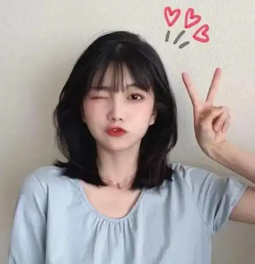 短发还增加了不少女人味10圆脸超适合的中短发发型,碎发的齐刘海设计