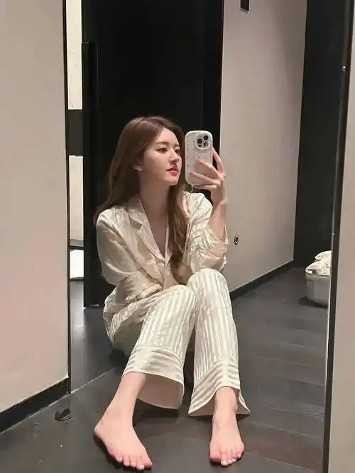 赵露思光脚丫自拍,这么可爱谁顶的住啊!