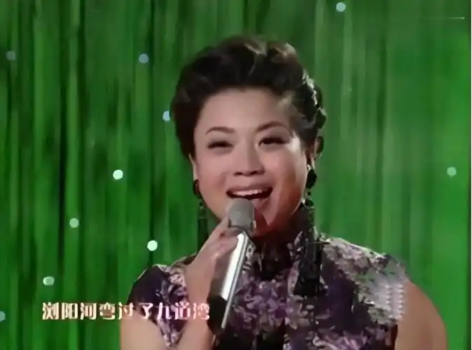 回顾张也55岁还未婚和62岁的吕继宏互相陪伴多年不结婚也幸福