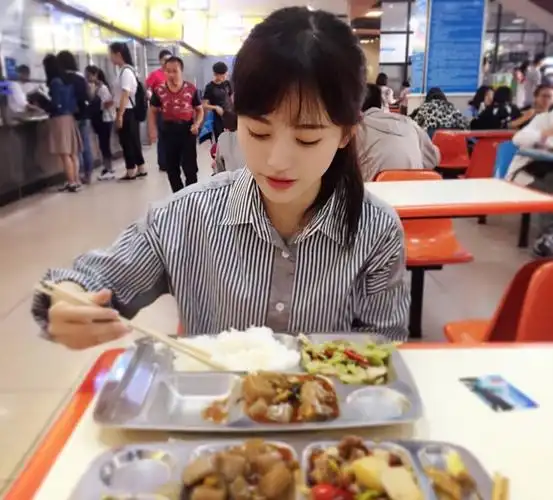 鞠婧祎,吴宣仪,杨超越,迪丽热巴,看谁吃东西让你最有食欲?