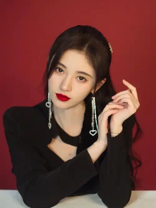 很好地修饰了鞠婧祎的脸部线条,还为整体搭配增添了几分霸气干练气息!