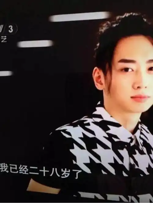 晒出的照片还能看到女方的名字,叫尹程.