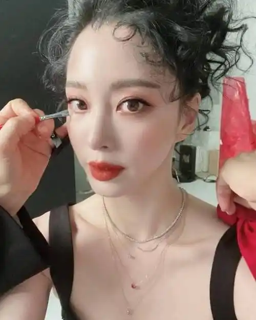 搜狐韩娱忙 韩国女艺人韩艺瑟近日在sns发布一组近照,大秀出众动人的