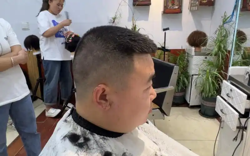 学美发先把平头碎发剪好,不被理解的善良 没有信任的沟通 说再多都是