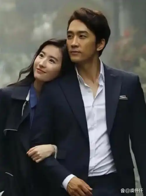 在和刘亦菲的互动中,两人对视一笑后就羞涩转头,不管是戏里还是戏外