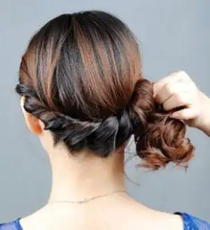 简单韩式盘发图解,夏季简单韩式中长发盘发图解(2款简单韩式盘发教程)