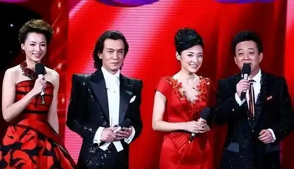 听说事故发生后,朱军和李咏在后台闹得不可开交,甚至还动手了.