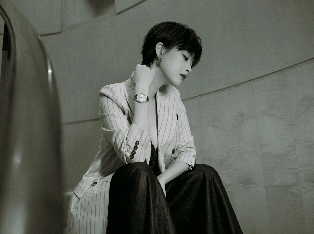 原创蒋欣瘦了之后下巴都变尖了侧脸时下颚骨明显真是瘦不少