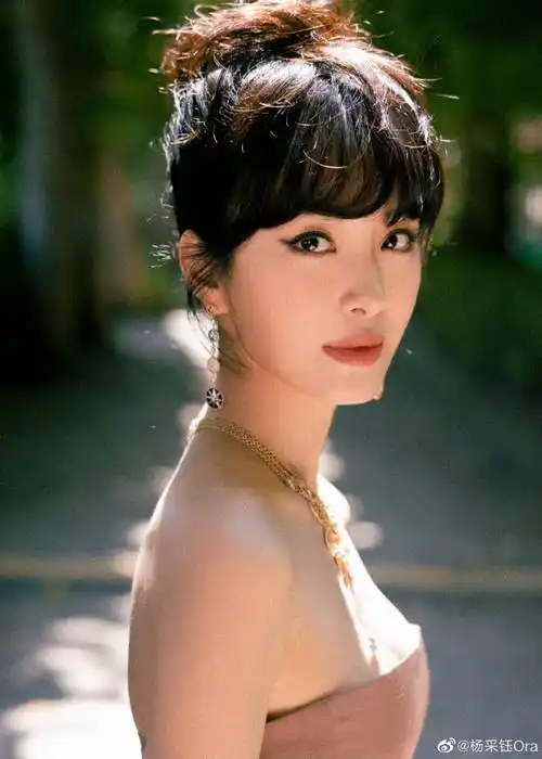 《扫毒3》杨采钰写真露出事业线!