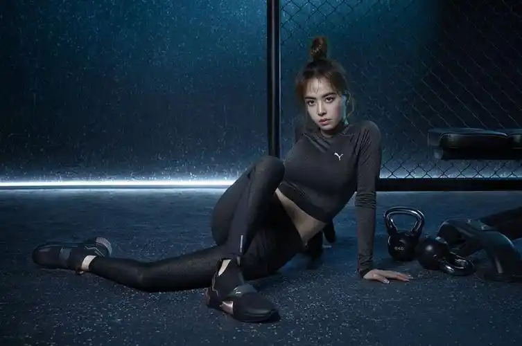 蔡依林穿黑色紧身运动装秀身材马甲线吸睛