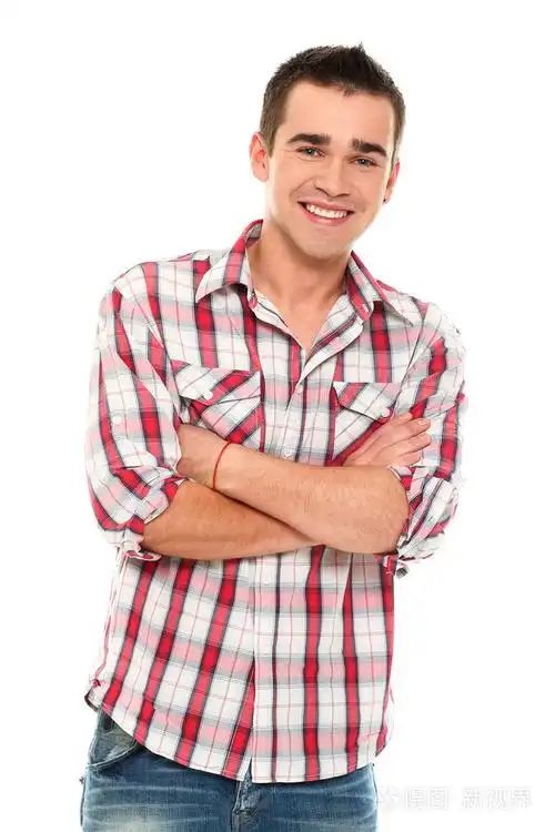 又帅又年轻正面的男人在工作室里微笑