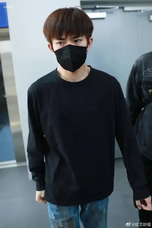 易烊千玺顺毛卫衣机场图