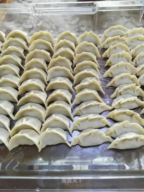 下午和妈妈一起包饺子.