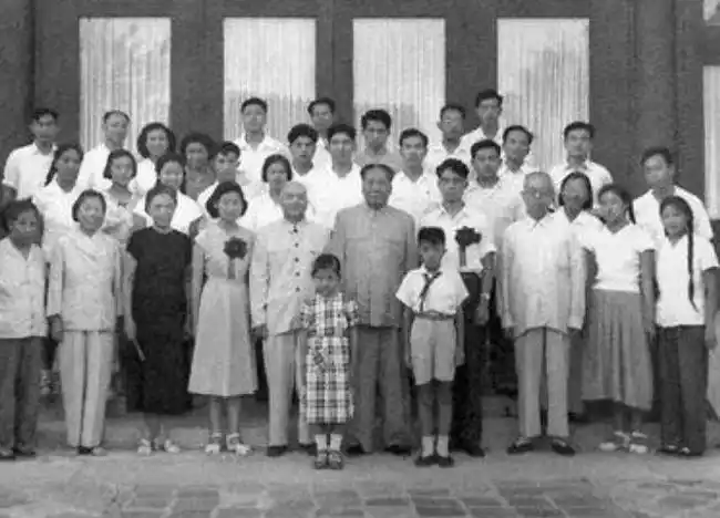 1951年毛远新被送到毛泽东身边因其爱显摆主席多次劝诫