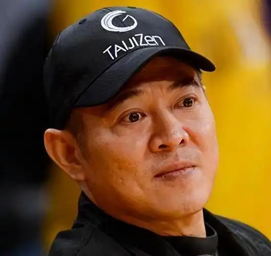 李连杰61岁近照引关注昔日巨星容颜已沧桑满脸皱纹显岁月痕迹