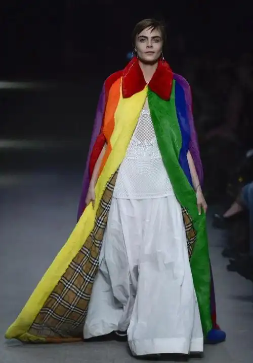 从秀场上来看看那些服装色彩搭配,顺便学习学习色彩搭配!