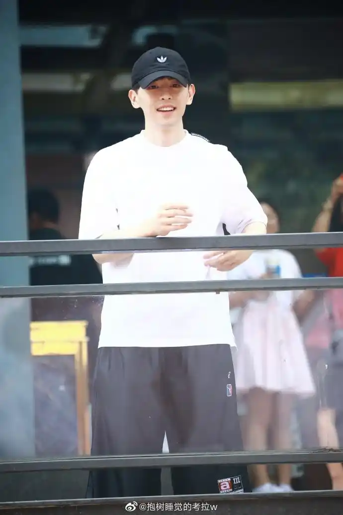 邓伦快乐大本营上班饭拍~棒球帽 白色t恤 黑色运动短裤 清爽十足的