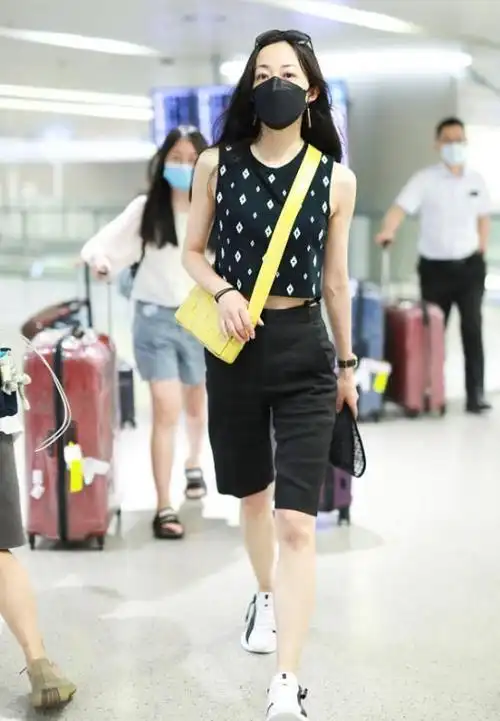 韩雪的身上有女强人气质穿t恤配短裤也能看出气场身材也高级