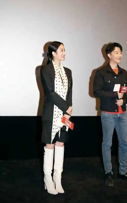 杨采钰大胆挑战西装配五分裤内搭波点衬衫意外高级气质惊艳