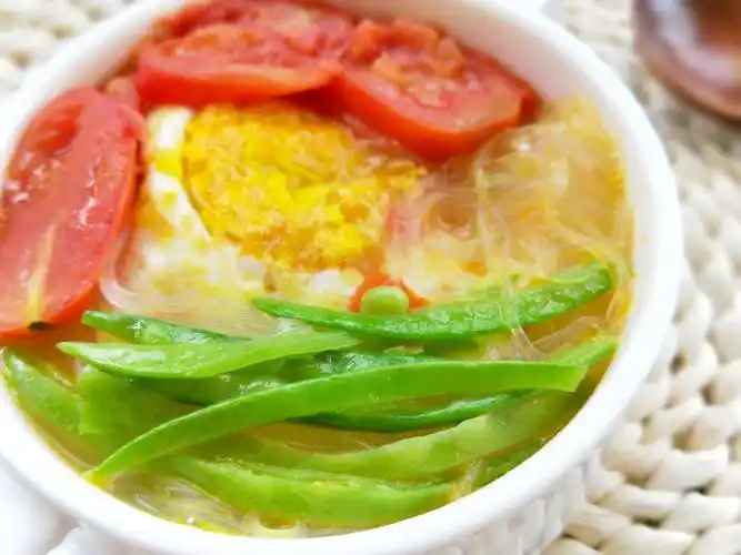 荷包蛋彩蔬粉丝汤的做法