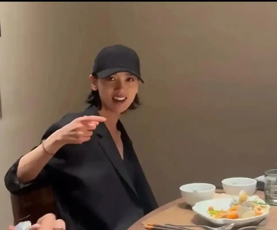 刘恺威女朋友李晓峰 别说,这个状态还真像是已经怀孕了 本人看起来很