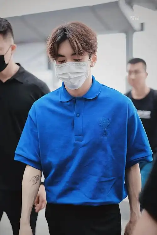 618曾舜晞曾舜晞今日机场出发饭拍一则身穿克莱因蓝polo短袖举手投足