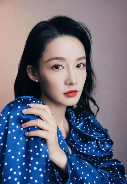 李沁身材太顶了,波点上衣配短裙娇俏优雅,黑色高跟更显女人气质_时尚