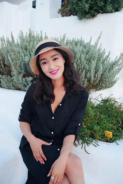 赵子琪好身材藏不住,衬衫裙穿成深v开叉款,芭比粉唇太性感