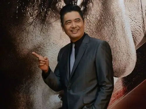 尤其是周润发那帅气的大背头,然后嘴里咬着一根雪茄