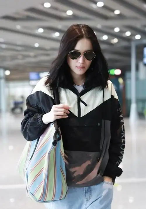 宋佳素颜现身机场,身穿冲锋衣搭配工装裤,炫酷十足