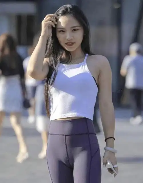 打底裤美女,凸显美感,增添了淡淡的潮流气息|紧身裤|上衣|时尚_网易