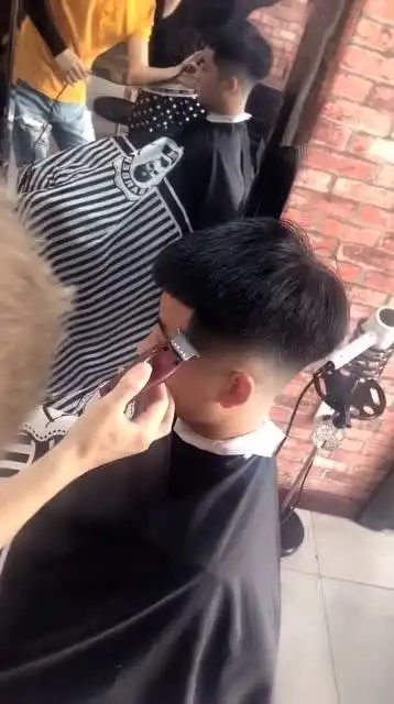 男生夏季剪一款微渐变瓜子头发型干净清爽很有时尚感