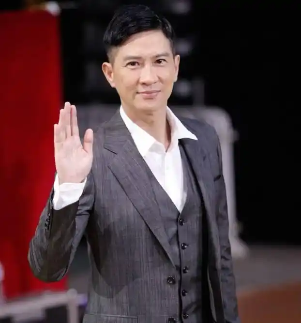 52岁张家辉罕露面,穿拖鞋短裤出门显邋遢,头发凌乱发际线堪忧