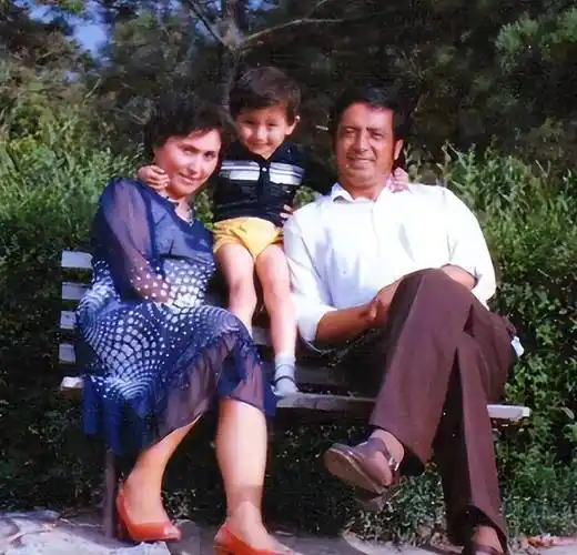 尼格买提回到新疆过年,家里富丽堂皇的,妹妹比迪丽热巴还漂亮!