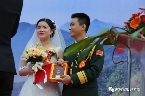 幸福的晒出自己的结婚证周琪偲夫妇代表新人倒香槟甜蜜相吻为新人演唱