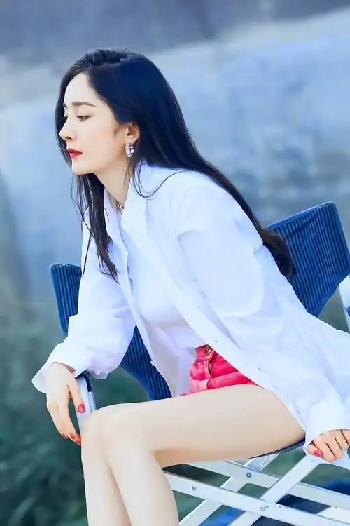 杨幂最新夏日写真 白衬衫歪歪滴艾斯!快乐的迎接周末