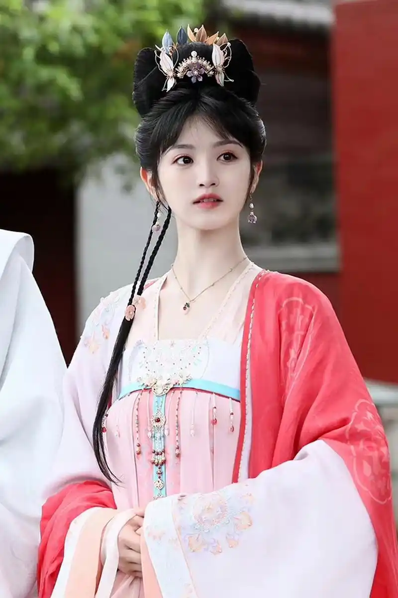 娱乐最前沿# 1,田曦薇和敖瑞鹏的《花轿喜事》暂定下个月抬.