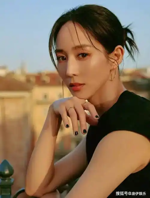 张钧甯春日写真释出黑裙简约首饰显高级闭眼倚花聆听春悸