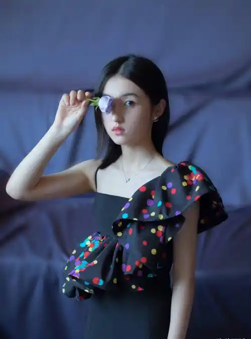 张子枫时尚太"着急",穿露肩小v领短裙,躺在浴缸里拍照太美了