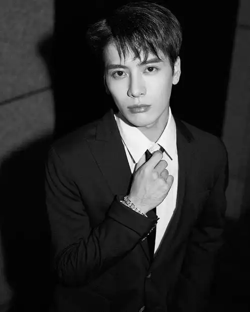 王嘉尔西装大片尽显绅士 眼神深邃充满故事