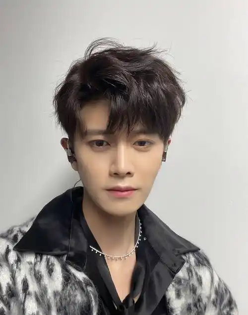 任嘉伦晒九宫格自拍庆生希望大家都健康平安