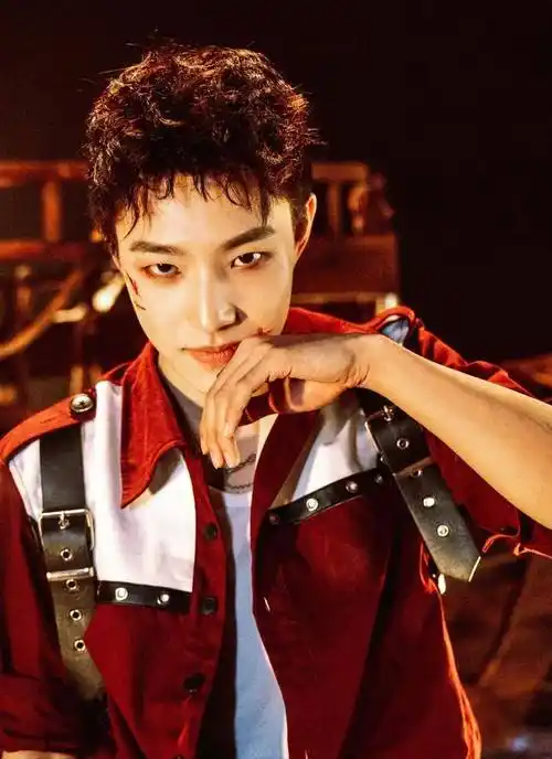 原创人间蛊王张欣尧初代网红的成长逆袭之路