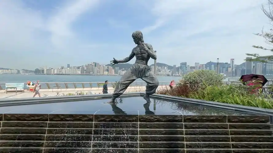 星光大道旁边的李小龙雕像