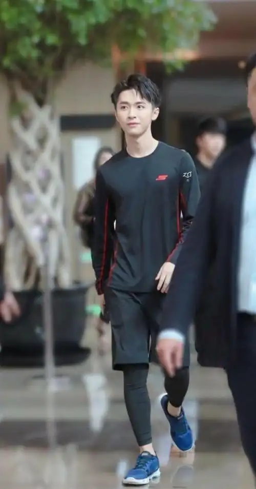 20岁张逸杰如此过分帅气仍每天坚持健身露出腹肌我沦陷了