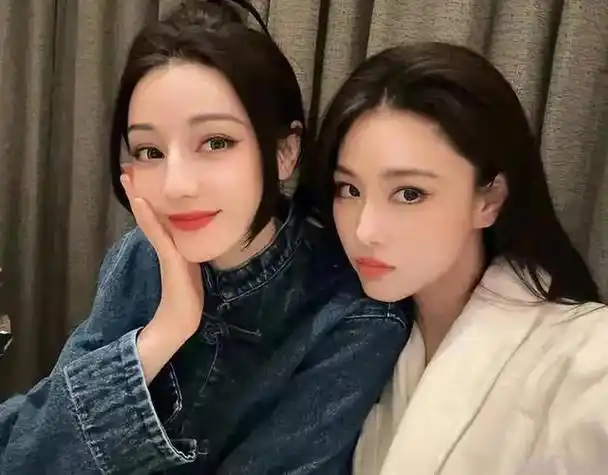 迪丽热巴和张馨予在一块吃面条,炸鸡,搞怪合照秀闺蜜情