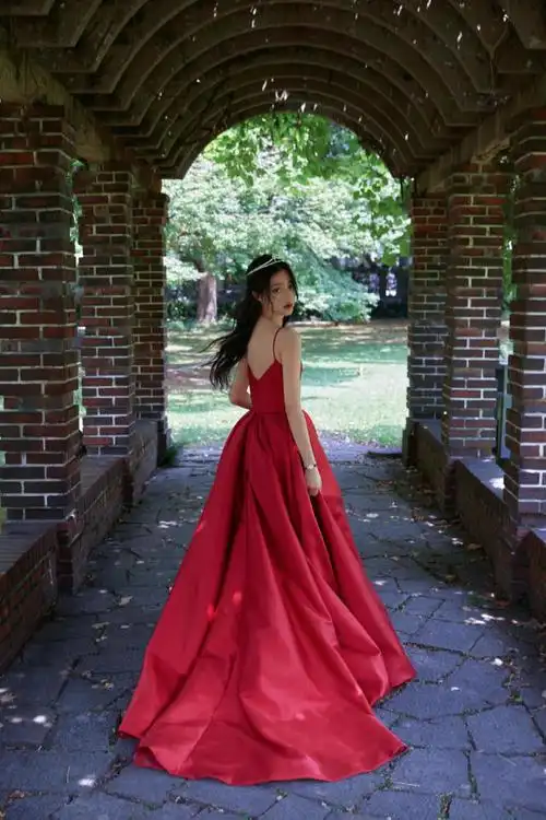 欧阳娜娜真会穿戴精致皇冠着红色礼服彰显公主般的视觉盛宴