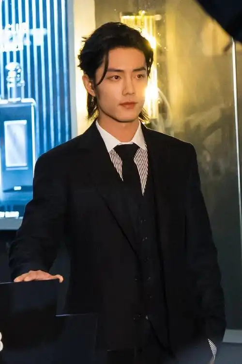 名利场上豪门贵公子如图所示《新加坡难得不加马赛克的高清图》啊啊啊