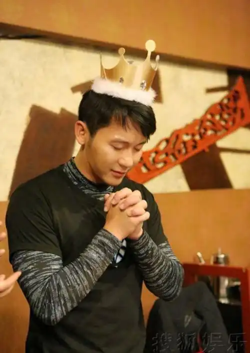 李晨生日众人送祝福但他却只回了一人的祝福网友是真爱