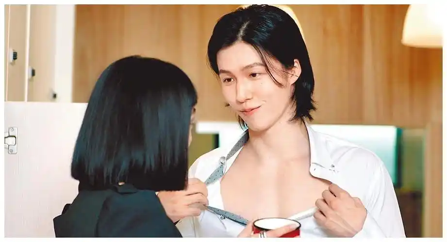 张庭31岁继子近况曝光与男演员拍吻戏表情投入五官精致留长发