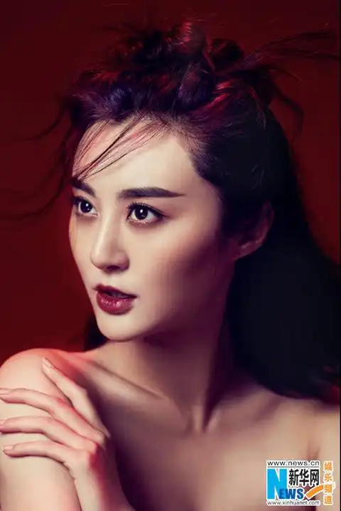 甘露新春明丽写真曝光手持毛笔自画眉黛图